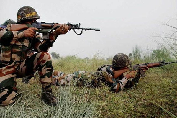 जम्मू एवं कश्मीर : भारतीय व पाकिस्तानी सैनिकों के बीच भारी गोलीबारी