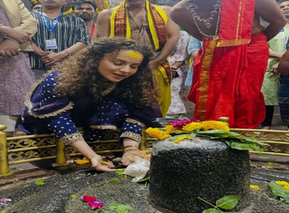 घृष्णेश्वर महादेव के दर पहुंचीं  कंगना रनौत, जल्द 12 ज्योतिर्लिंग के दर्शन का लक्ष्य करेंगी पूरा
