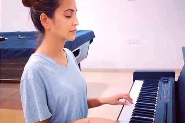 कृति खरबंदा ने बंद आंखों से पियानो पर बजाया बेला सियाओ का धुन