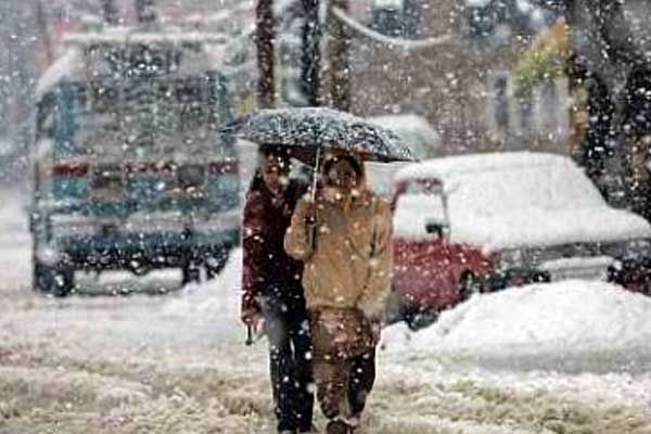 जम्मू एवं कश्मीर में हल्की बारिश, बर्फबारी