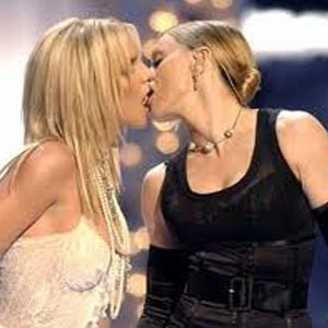 मैडोना चाहती हैं कि ब्रिटनी उसे स्टेज पर किस करे 