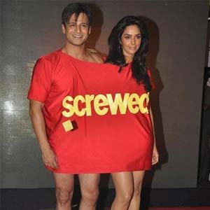 क्या कर रहे है मल्लका और विवेक एक ही टी-शर्ट में! 