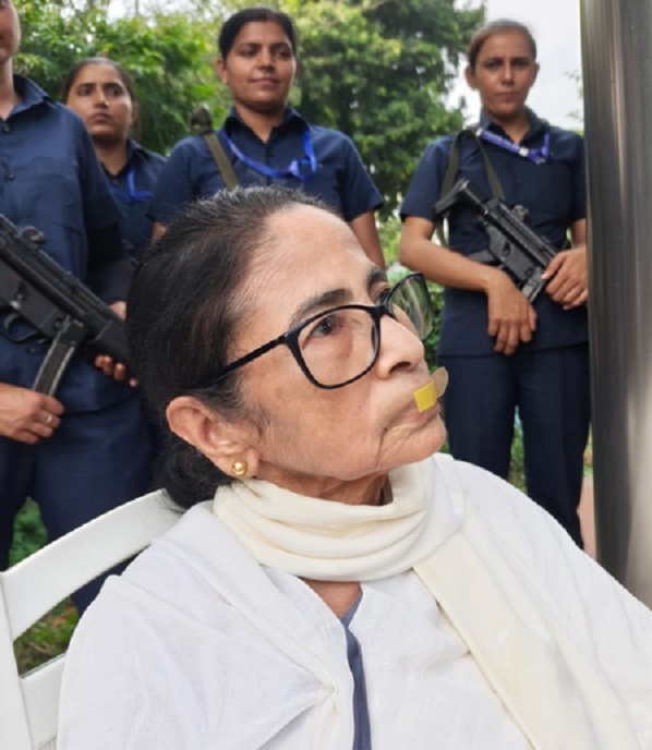 हिरासत में ममता बनर्जी, मुंह पर बैंड-ऐड लगाकर कर रही थीं विरोध-प्रदर्शन