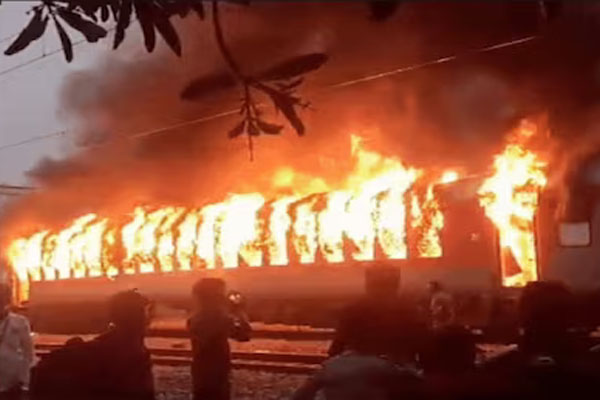उत्तर प्रदेश के इटावा में वैशाली एक्सप्रेस में लगी भीषण आग, 20 यात्री जख्‍मी