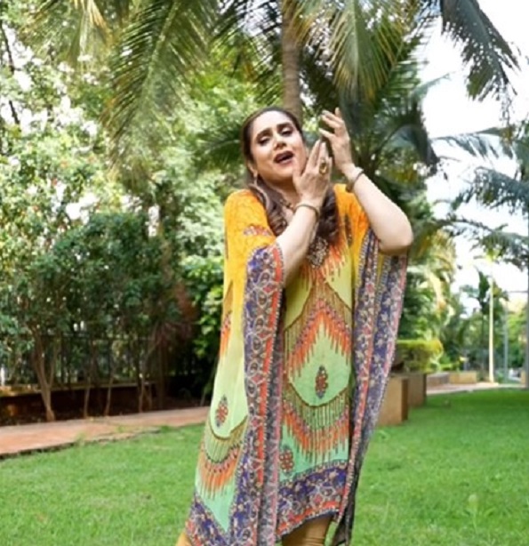 मीनाक्षी शेषाद्रि ने याद किया अपनी पुरानी फिल्म लवर बॉय का टाइटल सॉन्ग