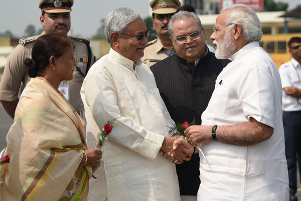 प्रधानमंत्री मोदी एकदिवसीय दौरे पर पटना पहुंचे
