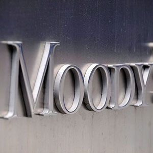 मूडीज ने विश्व के शीर्ष 15 बैंकों की साख घटाई