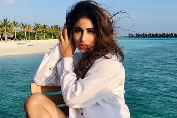 मौनी रॉय की छुट्टियों की तस्वीर हुई वायरल