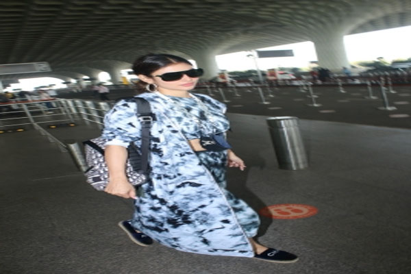 मौनी रॉय को एयरपोर्ट के गेट से वापस भेजा !