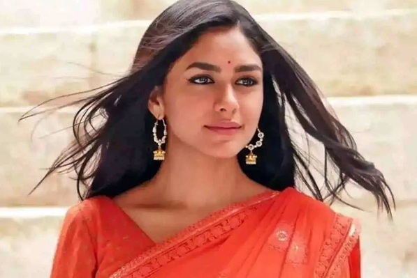 मृणाल ठाकुर ने किए श्रीमंत दगडूशेठ हलवाई गणपति के दर्शन, जानें क्या है मंदिर की खासियत?