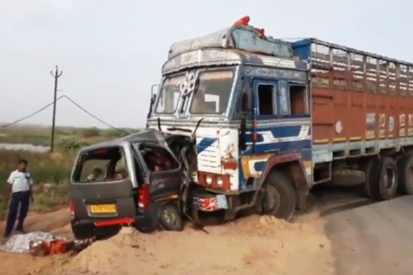 गुजरात में कार-ट्रक में भिडंत, दो बच्चों समेत नौ की मौत