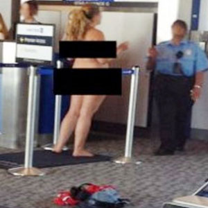 एयरपोर्ट पर सिगरेट पीने से रोका तो महिला हो गई न्यूड 