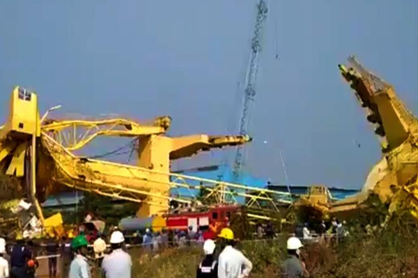 आंध्र के काकीनाडा बंदरगाह पर क्रेन गिरने से 1 की मौत, 10 घायल