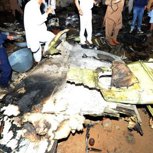 पाकिस्तान: इस्लामाबाद में विमान हादसा, 127 लोगों की मौत