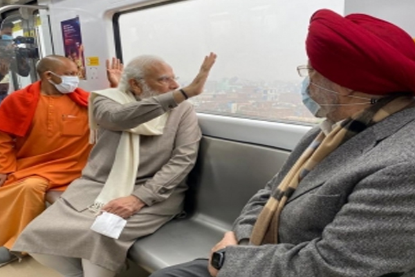 पीएम मोदी ने कानपुर मेट्रो का उद्घाटन किया, बने पहले यात्री