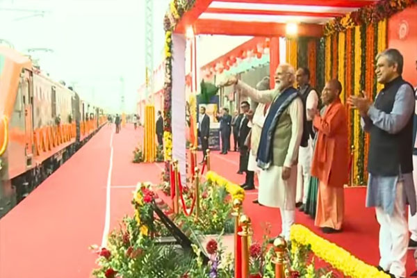 प्राण प्रतिष्ठा से पहले PM मोदी का अयोध्या दौरा: 2 नई अमृत भारत,6 वंदे भारत ट्रेनों को हरी झंडी दिखाई 
