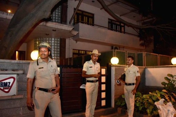 बेंगलुरु : दीपिका के माता-पिता के घर के बाहर पुलिस तैनात
