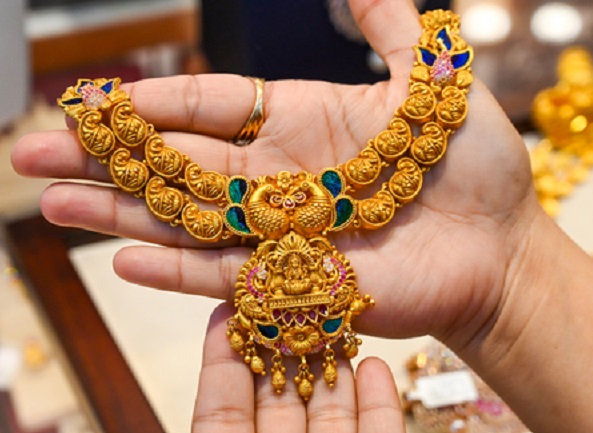 मुनाफावसूली के चलते कीमती धातुओं में आई गिरावट, एक हफ्ते में सोना 500 रुपए तो चांदी 7,000 रुपए से ज्यादा फिसली