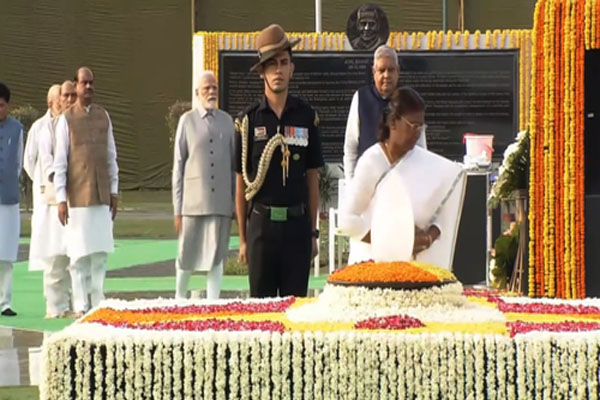 राष्ट्रपति, उपराष्ट्रपति और पीएम मोदी ने सदैव अटल पहुंचकर वाजपेयी को दी श्रद्धांजलि