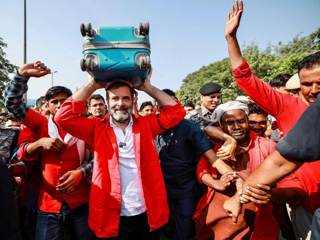 दिल्ली में रेलवे स्टेशन जाकर कुलियों से मिले राहुल गाँधी , उनकी वर्दी पहनकर सामान उठाया....देखे तस्वीरें