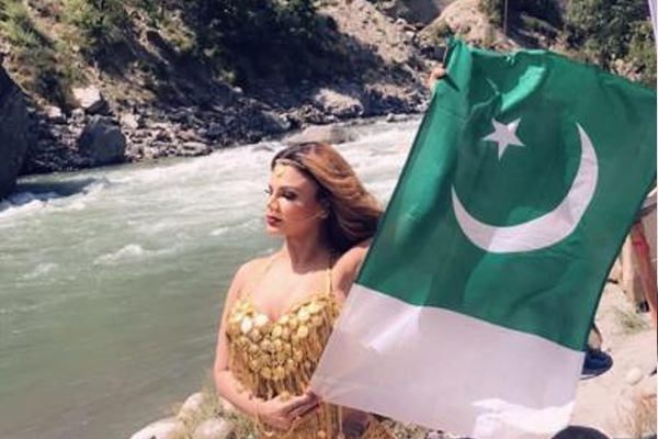 राखी सावंत ने पाकिस्तानी झंडे के साथ खिंचवाई तस्वीर
