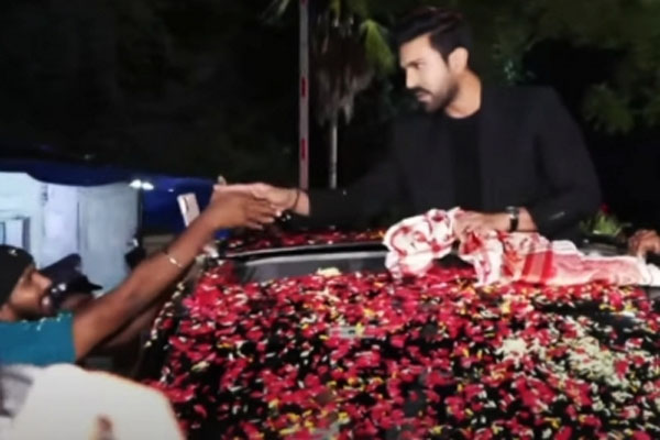 हैदराबाद पहुंचे राम चरण, फैंस ने किया भव्य स्वागत