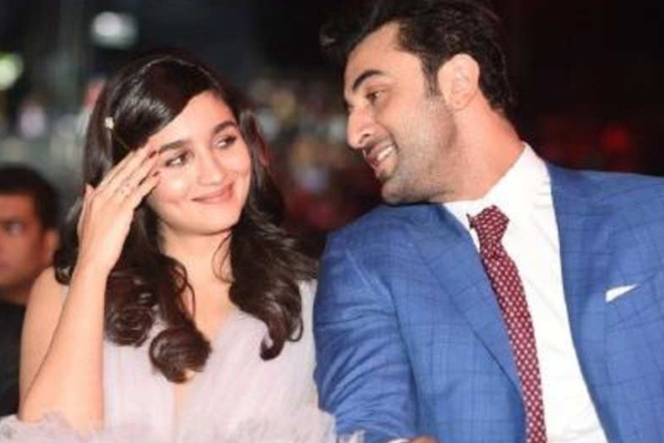 मूवी डेट पर गए आलिया और रणबीर