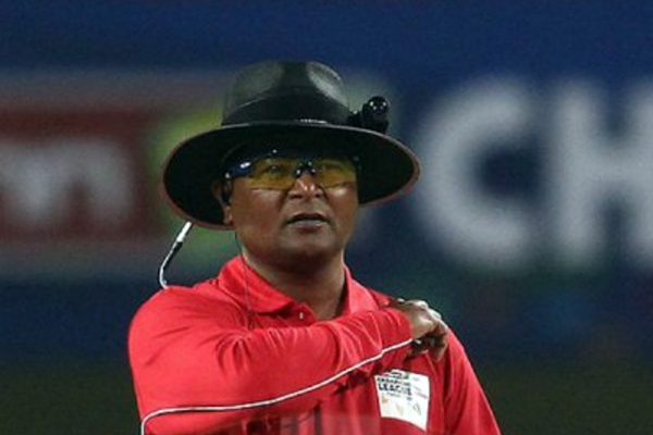 गेंद लगने के बाद अंपायर शमसुद्दीन रणजी फाइनल मैच से बाहर