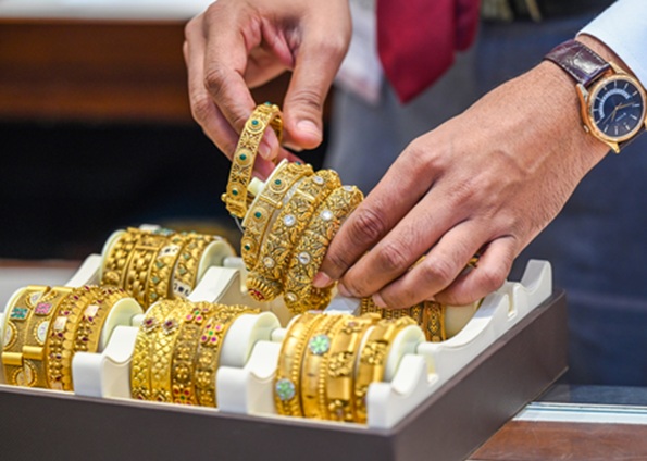 खरीदारों के लिए राहत, सोना 4 हजार रुपए और चांदी 28,000 रुपए से अधिक सस्ती हुई
