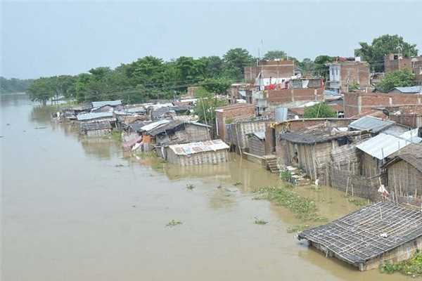 बिहार में नदियां उफान पर, कई क्षेत्रों में घुसा बाढ़ का पानी