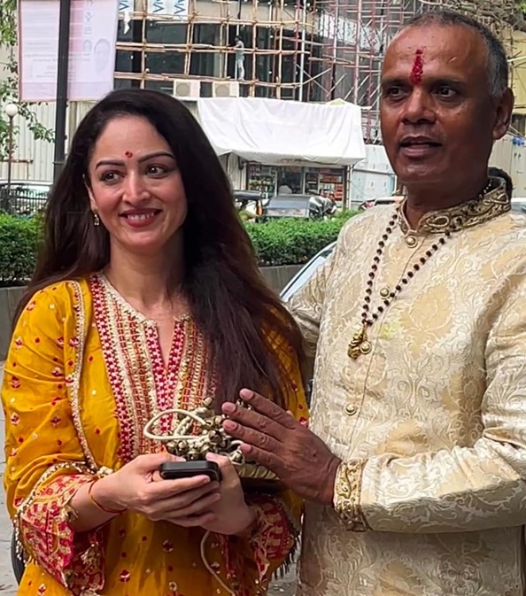 संदीपा धर ने गुरु पूर्णिमा के अवसर पर अपने कथक गुरु राजेंद्र चतुर्वेदी का लिया आशीर्वाद
