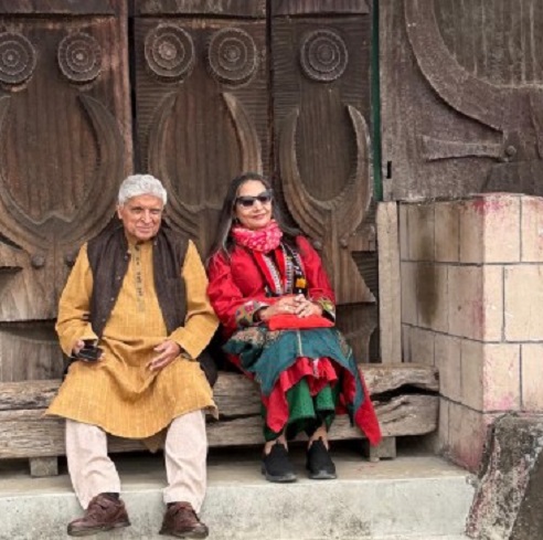 कोहिमा ट्रिप पर शबाना आजमी ने शेयर की जावेद अख्तर संग खूबसूरत तस्वीर