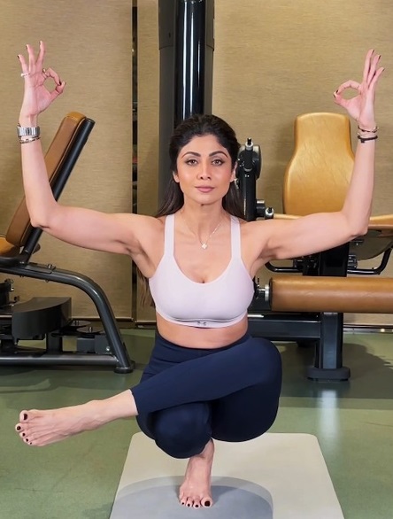 शिल्पा शेट्टी ने चैलेंजिंग बैलेंस पोज से फैंस को दिया फिटनेस टास्क