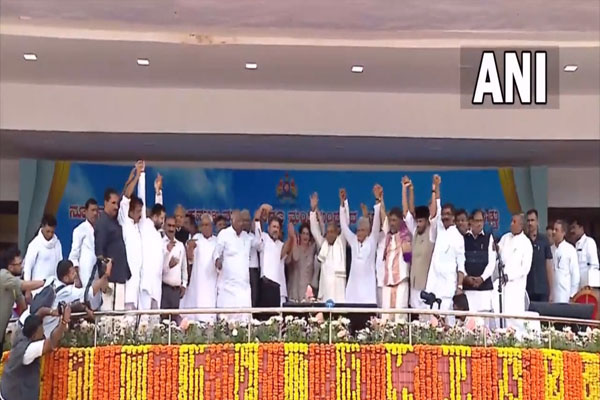 सिद्दारमैया ने CM और डीके ने डिप्टी CM रूप में ली शपथ, राहुल बोले -कर्नाटक की जनता ने BJP के पैसे और ताकत को हराया