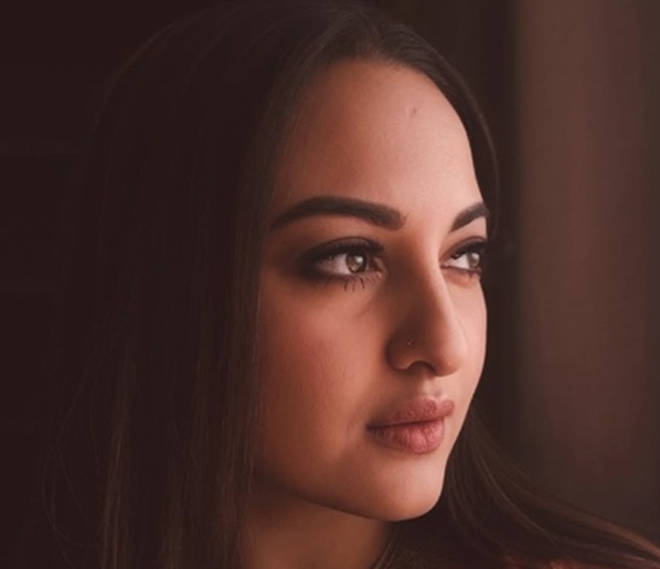 सोनाक्षी का 5 साल बाद डार्क कमबैक, पति जहीर इकबाल ने कमेंट कर दिया हिंट
