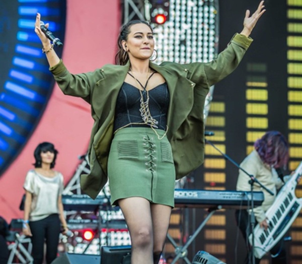 ट्रेंड 2016 का हिस्सा बनीं सोनाक्षी सिन्हा, शानदार यादों की दिखाई झलक 
