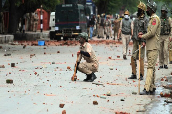 कश्मीर में पुलिसकर्मी को छात्रों ने पीटा, मोटरसाइकिल फूंकी