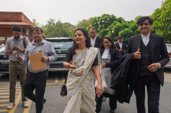 सुप्रीम कोर्ट से महुआ मोइत्रा को झटका, एआईएफ और एफपीआई से जुड़ी याचिका खारिज
