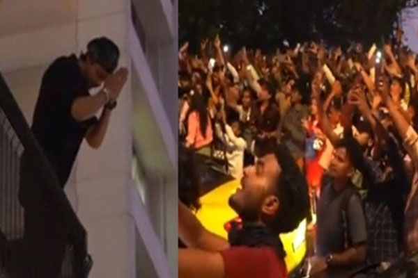 मन्नत के बाहर पहुंची प्रशंसकों की भीड़, शाहरुख खान ने किया अभिवादन