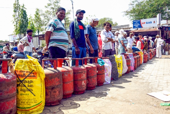 तेलंगाना : 12 मार्च से अब तक 3,699 घरेलू एलपीजी सिलेंडर जब्त
