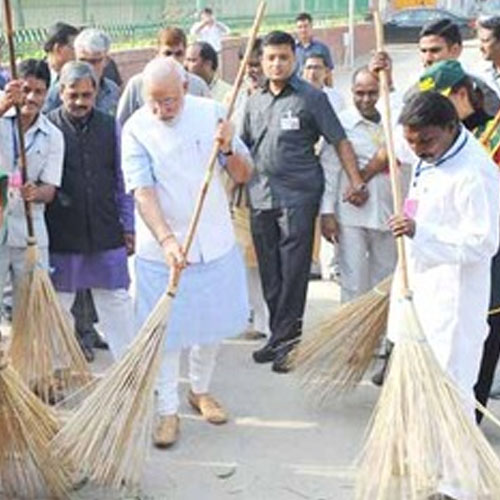 मोदी ने झ़ाडू लगाकर की स्वच्छ भारत अभियान की शुरूआत 