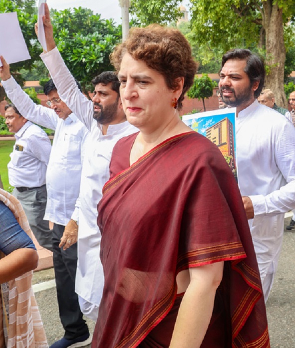 सरकार छात्रों की आवाज दबा रही है, गृहमंत्री संसद में जवाब देने से बच रहे : प्रियंका गांधी