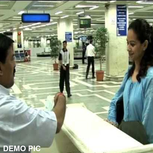 एयरपोर्ट पर इमिग्रेशन अधिकारी ने महिला से किए अश्लील सवाल, किया निलंबित