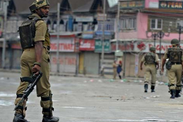 कश्मीर में हालात तनावपूर्ण, सात जगह कर्फ्यू, सुरक्षा बेहद कड़ी