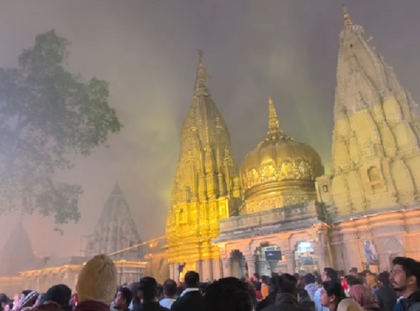 काशी विश्वनाथ मंदिर में स्पर्श दर्शन पर रोक, श्रद्धालुओं की सुविधा के लिए फैसला