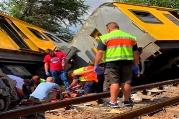 दक्षिण अफ्रीका में रेल दुर्घटना में 3 मरे, 300 घायल