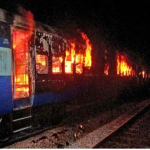 तमिलनाडु एक्सप्रेस ट्रेन में लगी आग, 32 लोग जिंदा जले