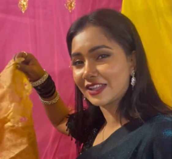 आरा के फेमस हाथी कान पूड़ी का स्वाद लेते दिखीं तृषा कर मधु, पवन सिंह का किया जिक्र
