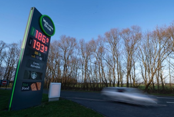 ट्रंप की धमकी से होर्मुज स्ट्रेट पर बढ़ा संकट, तेल कीमतों में आया उछाल
