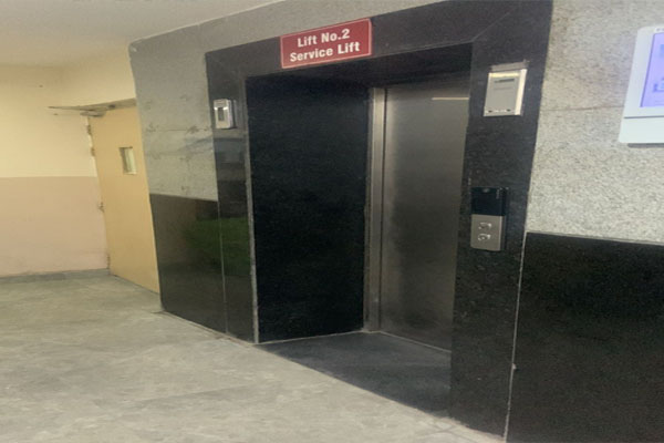 नोएडा में लिफ्ट का तार टूटने से महिला की मौत के बाद सोसाइटी में हंगामा
